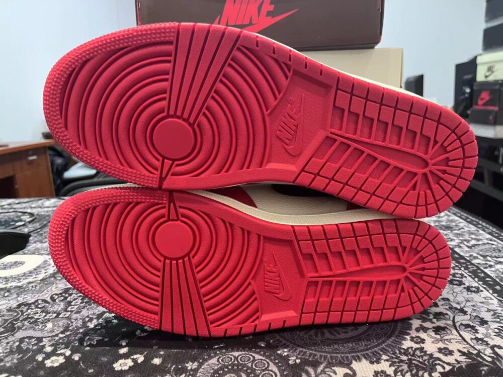 Travis Scott x Air Jordan 1 Cactus Jack Chicago - 11