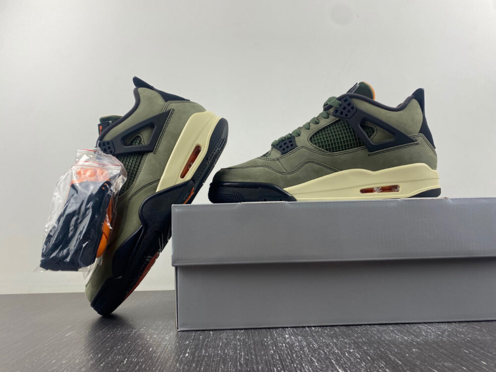 Jordan 4 Retro Undefeated - 11