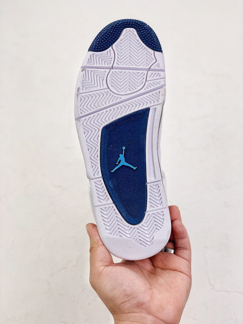 Jordan 4 Retro Columbia - 9
