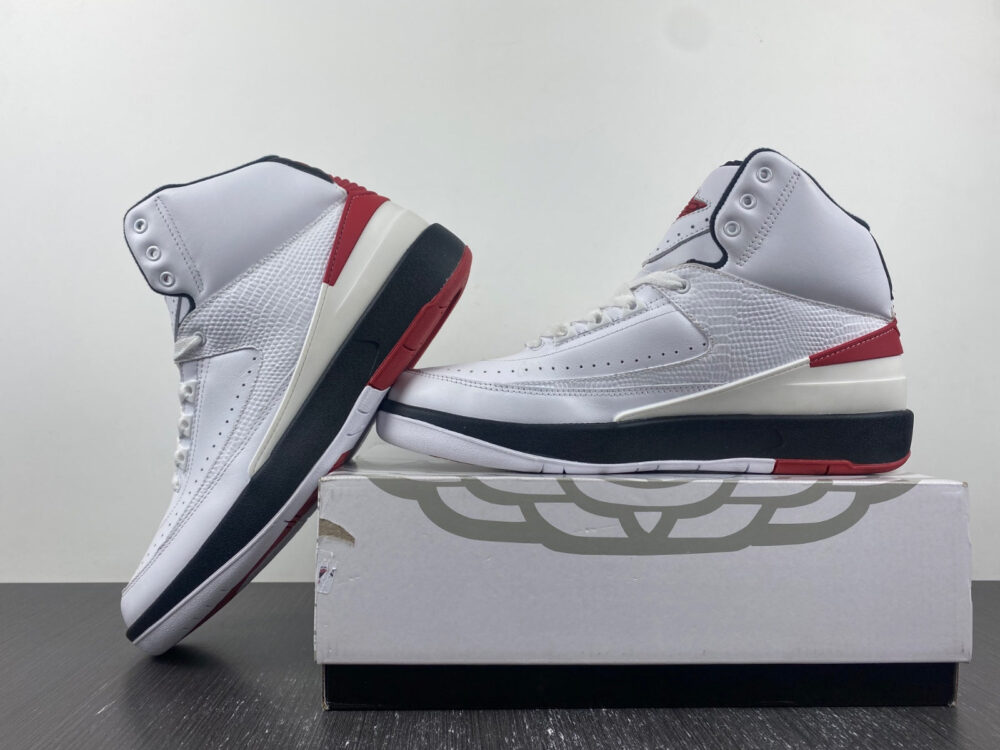 Jordan 2 Retro OG Chicago (2022) - 8