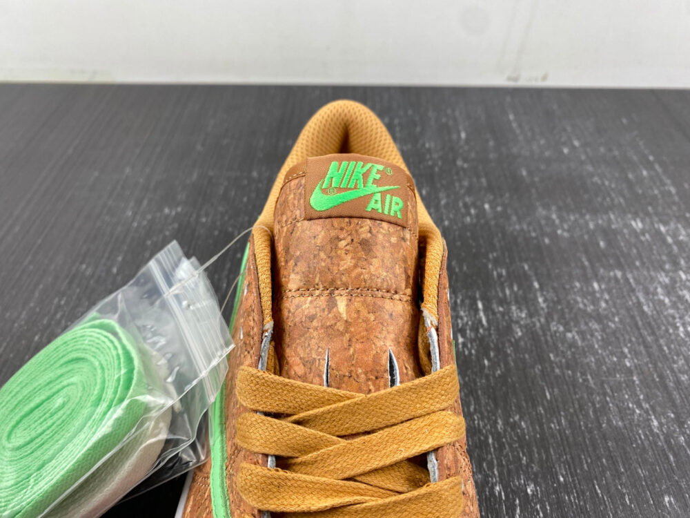 Travis Scott x Air Jordan 1 Brown and Green - 3